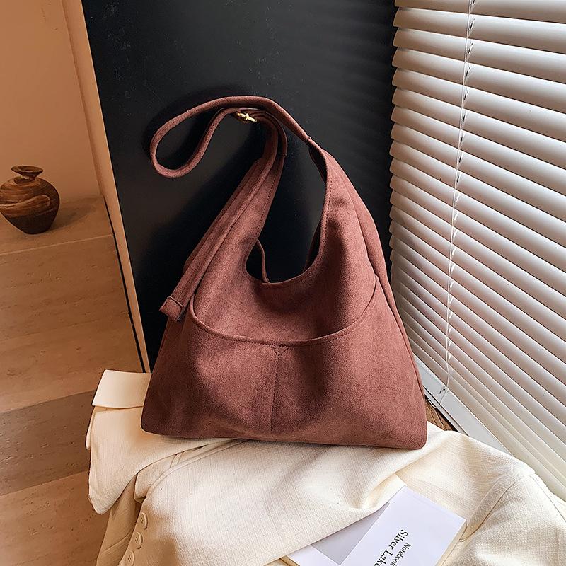 

Матовая ретро-сумка женская большой вместимости 2025 новая осень-зима на плечо сумка для мамы и ребенка текстурная сумка-тоут для работы темно-коричневого