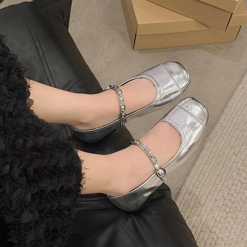 

Мода 2025 Легкая женская обувь Мэри Джейн Женские балетки Модные повседневные балетки Женская обувь с ремешком на цепочке и квадратным носком на мягкой подошве 40 серебряный
