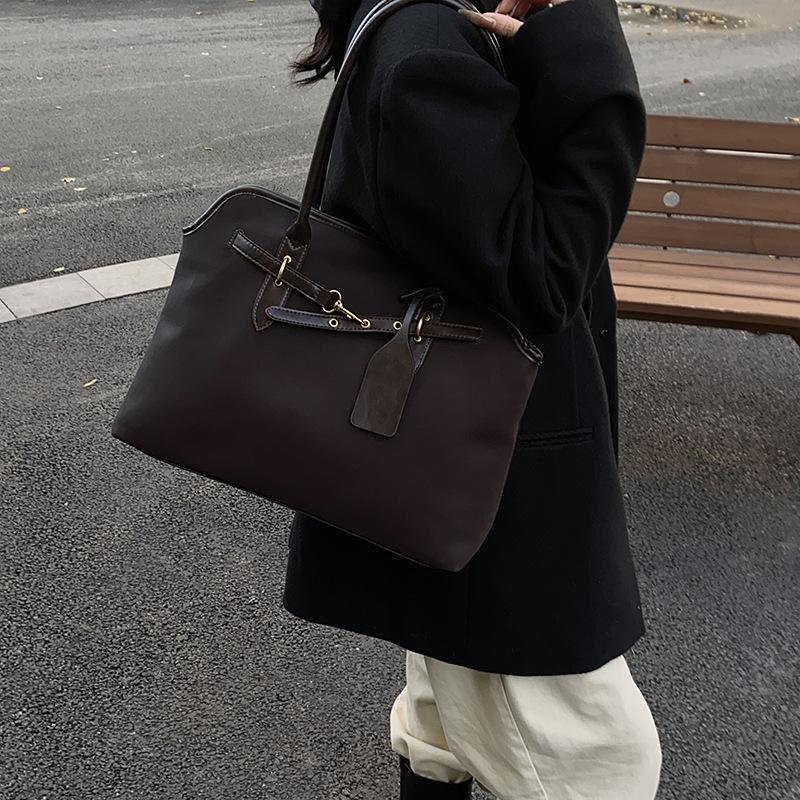 Premium matte leather large capacity tote bag underarm bag women's 2025 new fashion retro lock portable big bag