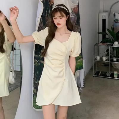 Französisches Kleid mit quadratischem Ausschnitt, plissierten Blasenärmeln, unregelmäßigem Sommerkleid für Damen, neue kleine Taille und dünner Rock