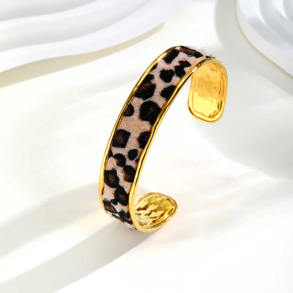 Modisches Plüsch-Leopardenmuster Breites Armband für Damen, 18K Goldfarbener Edelstahl Offener Armreif, Charm Luxus Schmuck