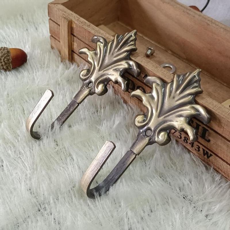 Vintage Bronze Wall Hooks Heavy Duty Sturdy Metal Carved Leaf Design for Home Garden Indoor Outdoor Decor Storage