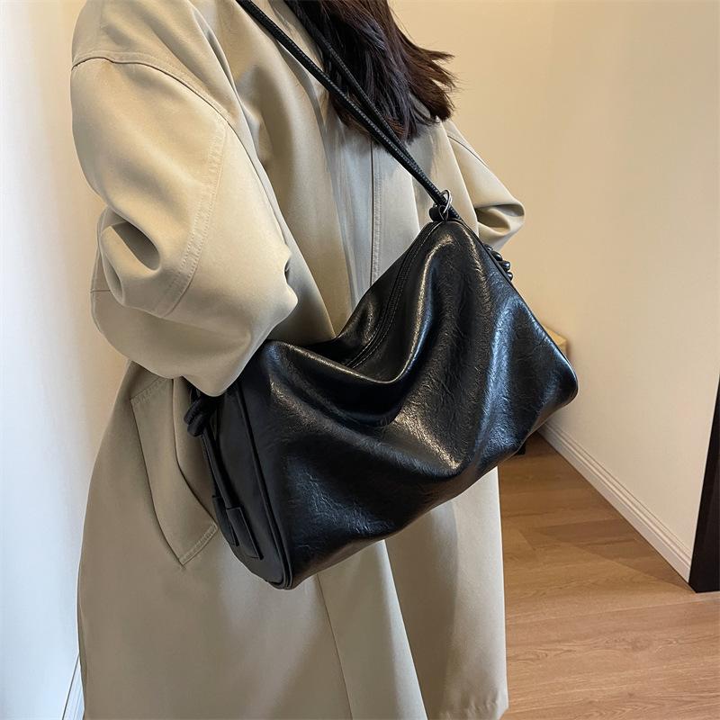 Vintage Large Capacity Pillow Shoulder Crossbody Bag Women 2026 Fashi Textured Commuter Versatile Handbag