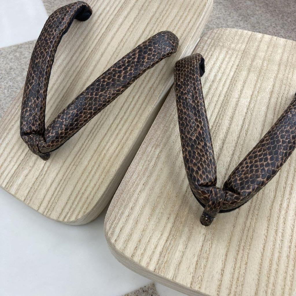 Single-legged geta sandals, Tenichi Tengu geta T-52. "Awa paulownia wood geta/Tengu geta" for experiential training. In-stock item. Brown snake-patter