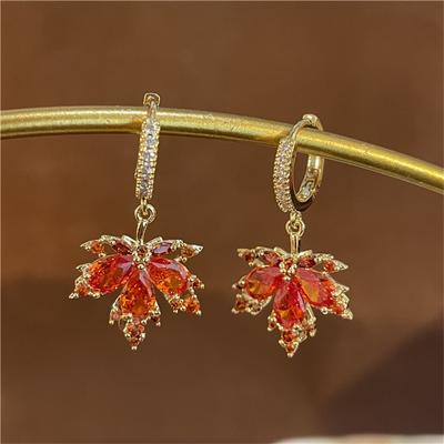 Neues Design Roter Zirkon Ahornblatt Anhänger Ohrring Für Frauen Leichter Luxus Quasten Kette Kristall Ohrring Mädchen Exquisiter Schmuck