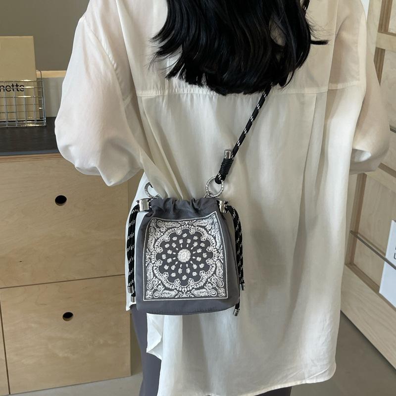 

Contrasting color versatile nylon cloth bag women s new messenger bag summer niche embroidery bucket bag хакі