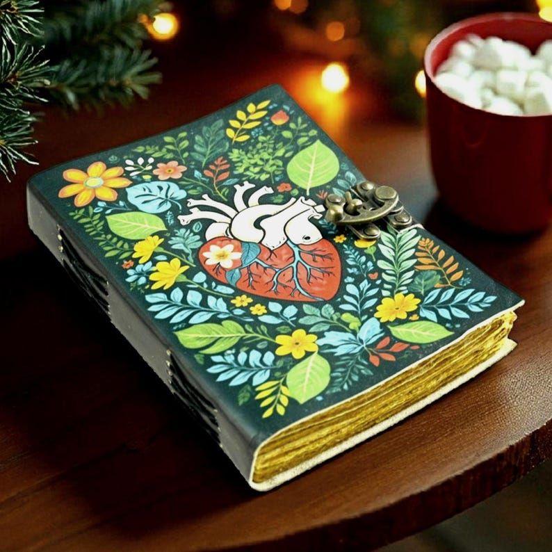 

Кожаный журнал «Анатомическое сердце» с замком: Ведьминский цветочный блокнот 7 x 5 in