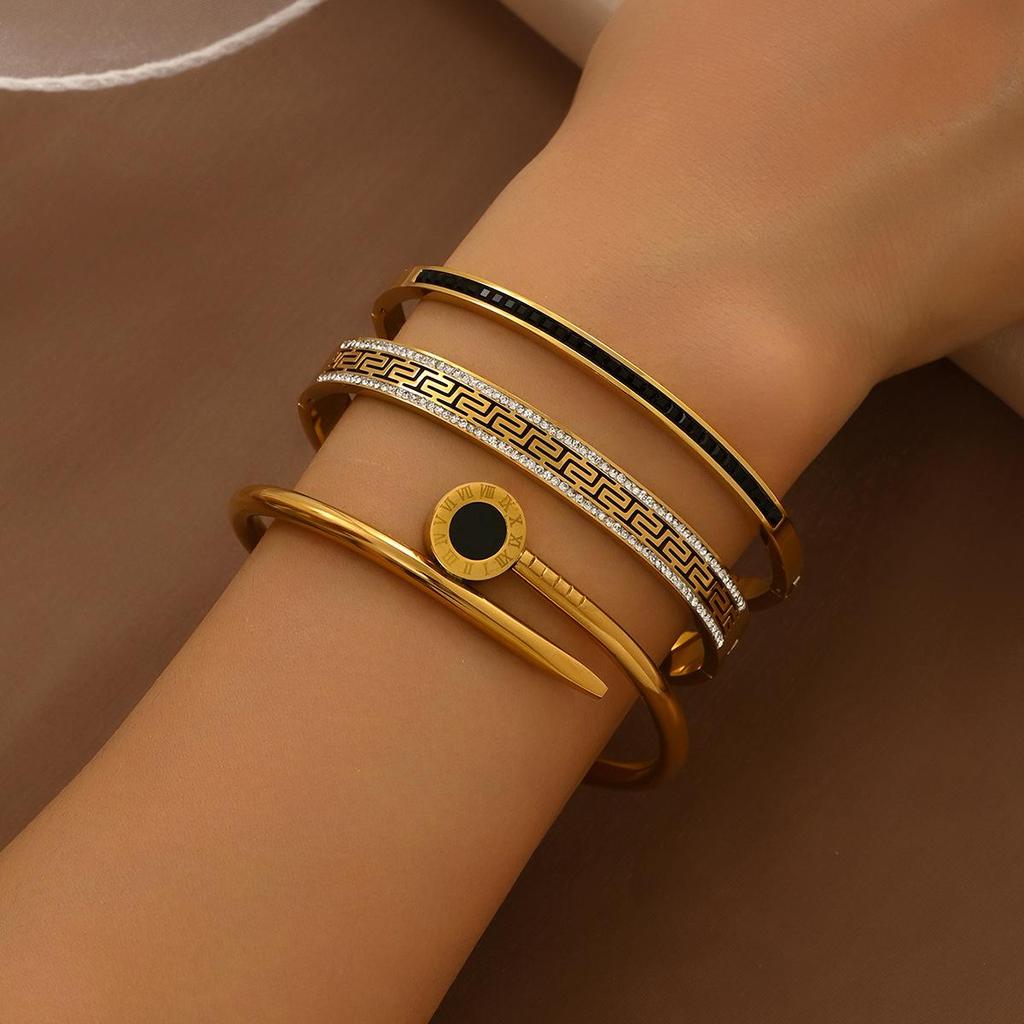 Hollow Pattern Star Wall Great Waterproof Gold Stainless Steel Bangle With Mud Diamond Design