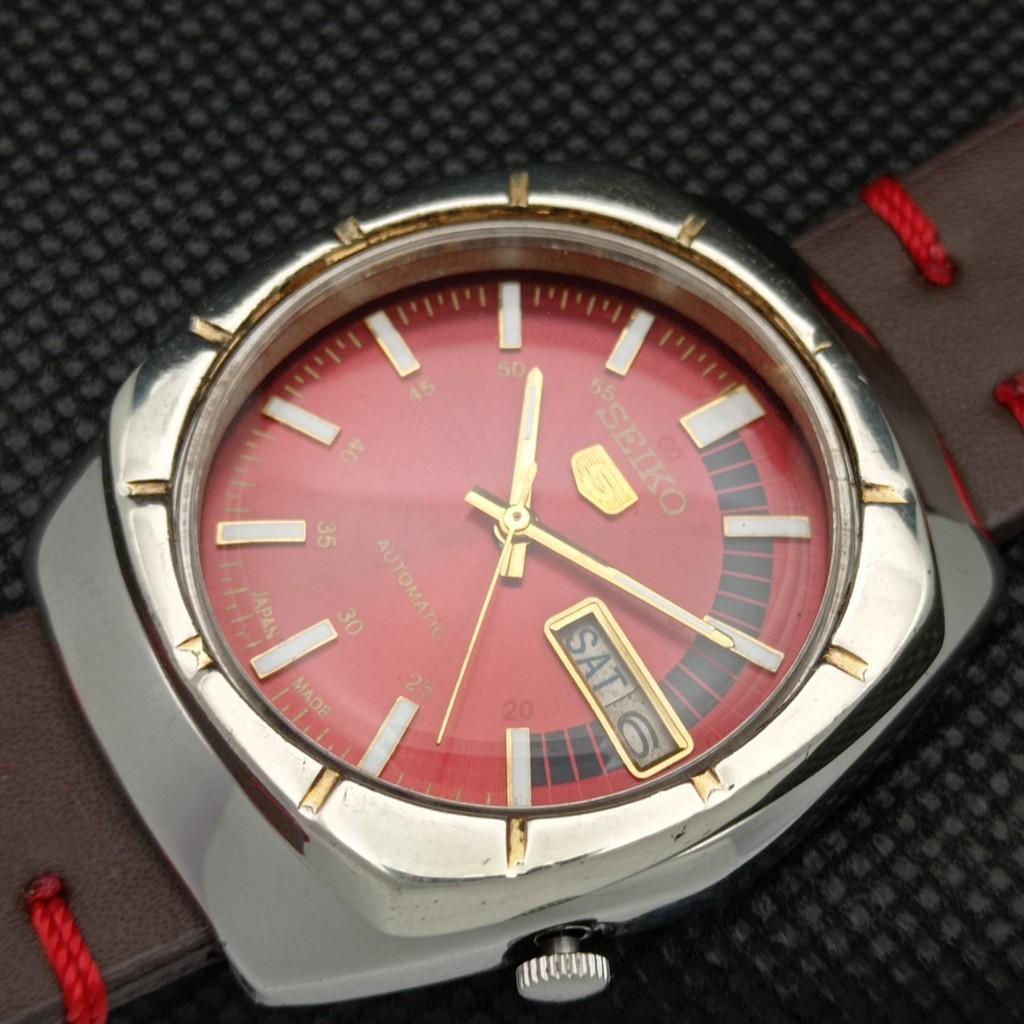 POUŽITÉ VINTAGE SEIKO 5 AUTOMATIC 7009A JAPONSKO PÁNSKÉ DEN/DATUM ČERVENÉ HODINKY 601-a313483-6 lot601-a313483