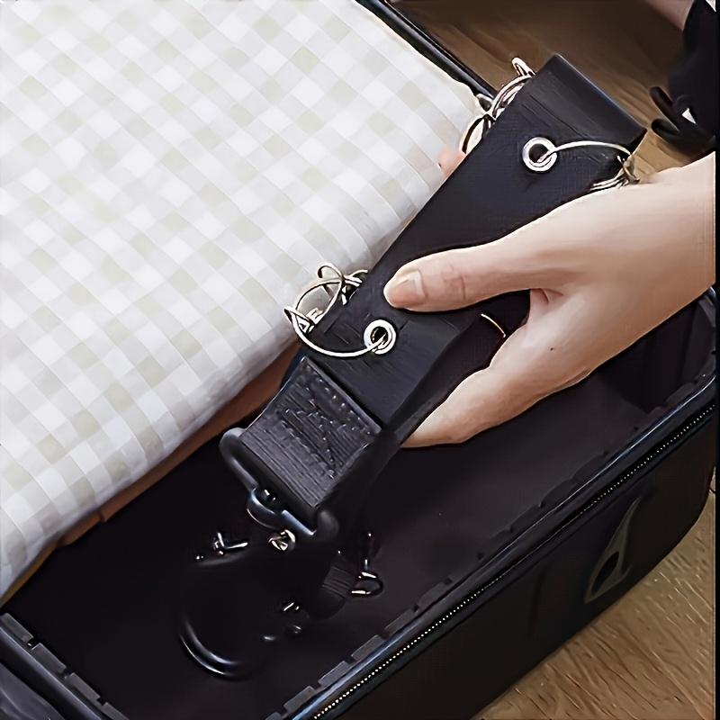 Une boîte de rangement pour casquettes de baseball avec des clips, comprenant huit clips et pouvant contenir 8 chapeaux sur un support, ainsi que des crochets pour suspendre les chapeaux.