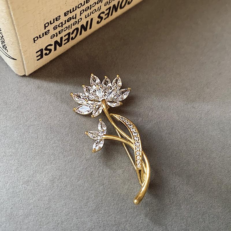 The Lotus Brooch Exudes A Sense of High-end Niche Luxury and Elegance The Brooch Has A Design Sense and Is A Niche Brooch