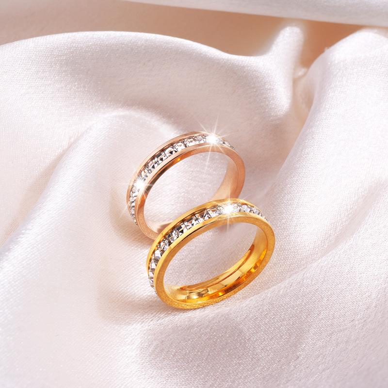 Titanstahlring - Kühl-stilvoller sternförmiger Ring für Damen, Ein kleiner High-End-Luxus-Paarring mit Diamanteinlage.