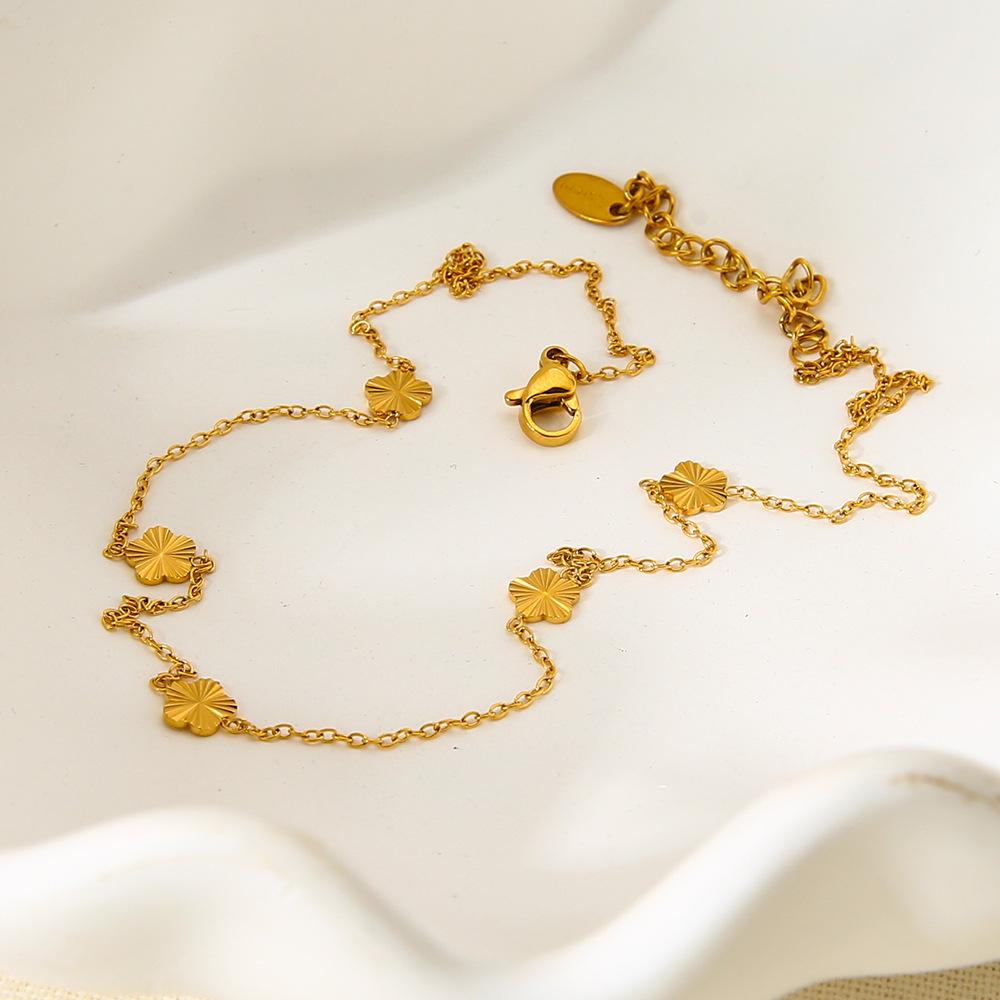 European and American exquisite stainless steel flower necklace electroplated 18K gold light luxury high-end waterproof jewelry women