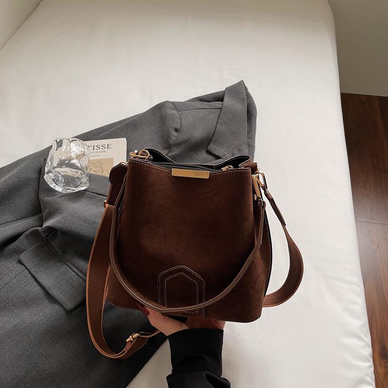 

2026 Women s Color Block Crossbody Handbag: High-End Texture, Wide Strap, Single Shoulder Commute Bag кавовий