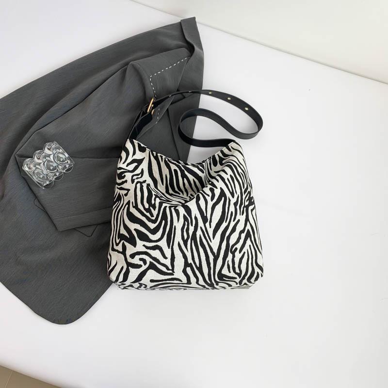 

2025 осень новая большая вместимость повседневный зарубежный стиль леопардовый принт личность ленивый стиль модная простая на плечо сумка-тоут женская зебра