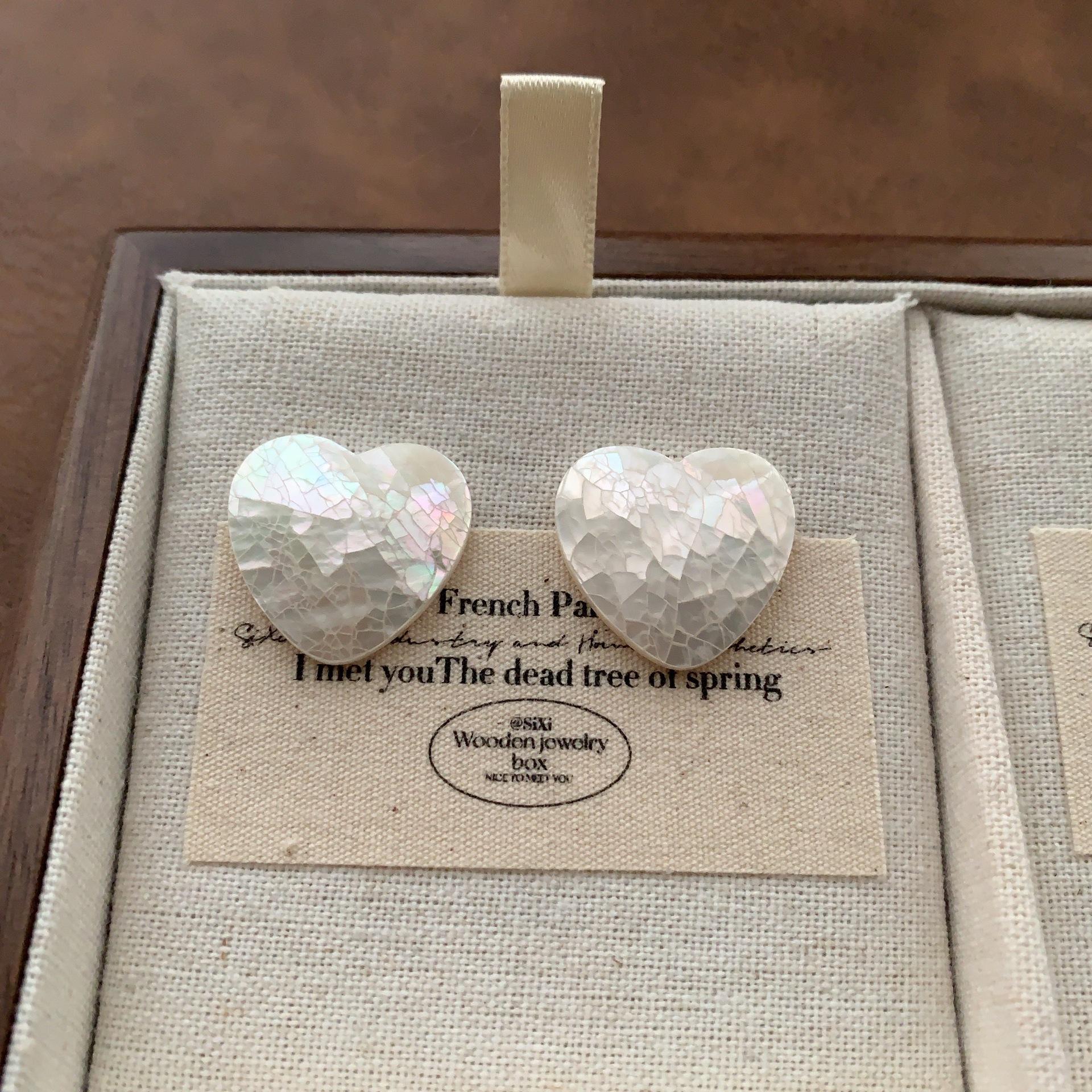 

Natural light luxury round fritillary stud earrings new popular niche design high-end fashion versatile earrings women