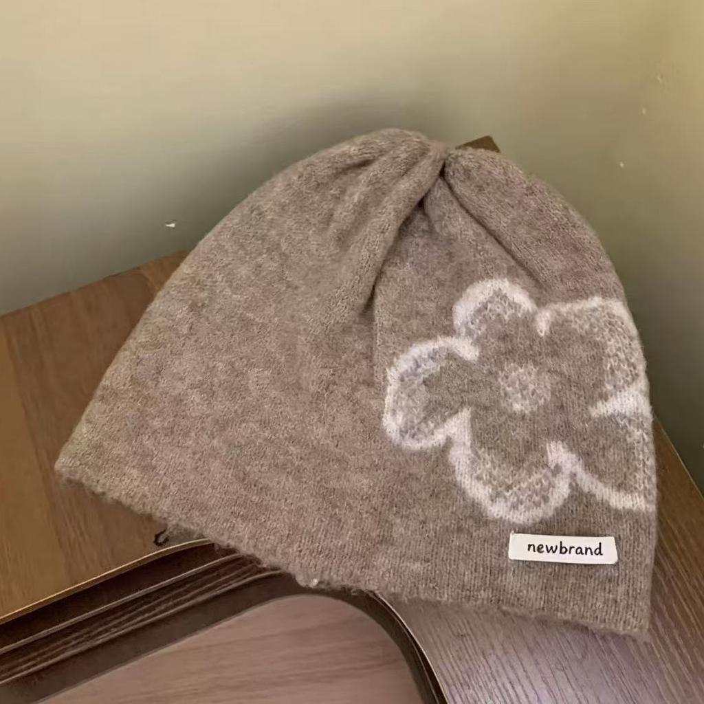Korean version of fashionable and simple flower knitted cold hat women's winter warm atmosphere heap hat big head circumference bag head hat