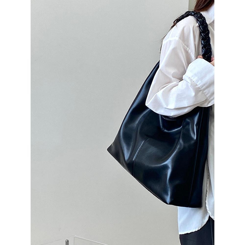 IELGY Retro Simple Commuter Tote Bag Portable One-Shoulder Underarm Female Bag