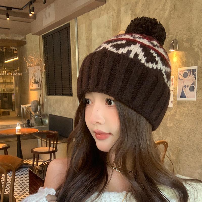 

Рождественская шапка с меховым помпоном в стиле Фэр-Айл для женщин Зимняя теплая шапка Утолщенная ретро жаккардовая шерстяная шапка Атмосферная вязаная шапка M（56-58cm）