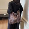 Niche leopard print tote bag for women, casual, large-capacity, fashionable handbag, Korean-style stylish shoulder crossbody bag
