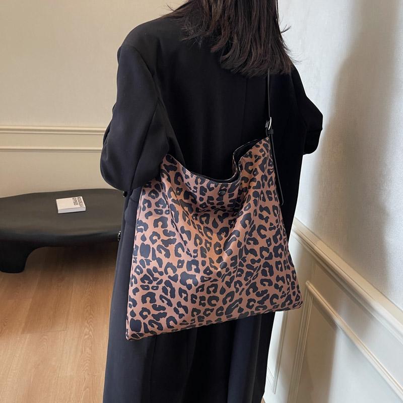 Niche leopard print tote bag for women, casual, large-capacity, fashionable handbag, Korean-style stylish shoulder crossbody bag