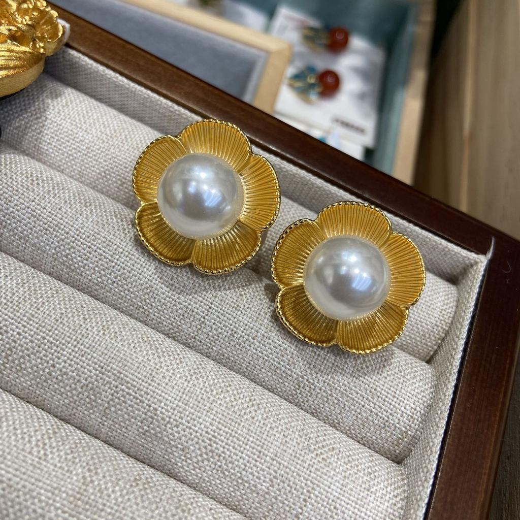 Vintage Large Pearl Flower Ear Clips Copper 18K Gold Plated Petal Shape Ear Clips Bead Women'S Earrings Jewelry