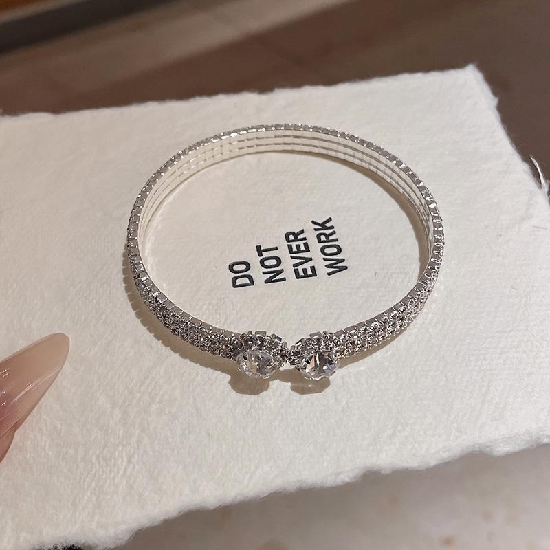 Elegantes Zirkon Buchstaben Blumen Armband: Hochwertiger vielseitiger Armreif für Damen