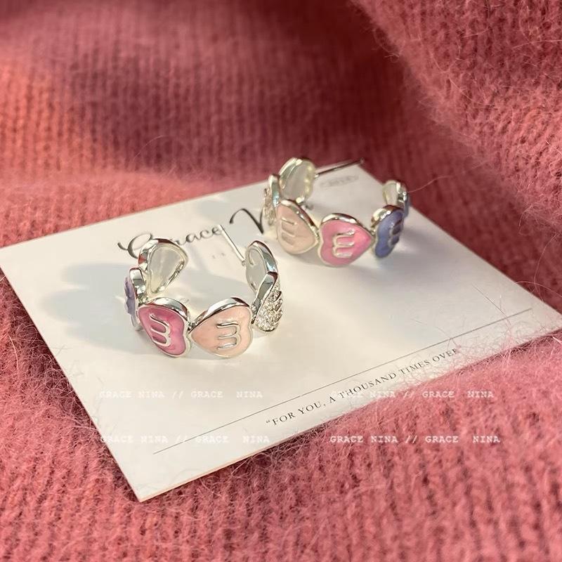 

Sweet C-shaped sweet and cool colored love earrings, girls niche design sense, high-end stud earrings, fashion light luxury ear jewelry