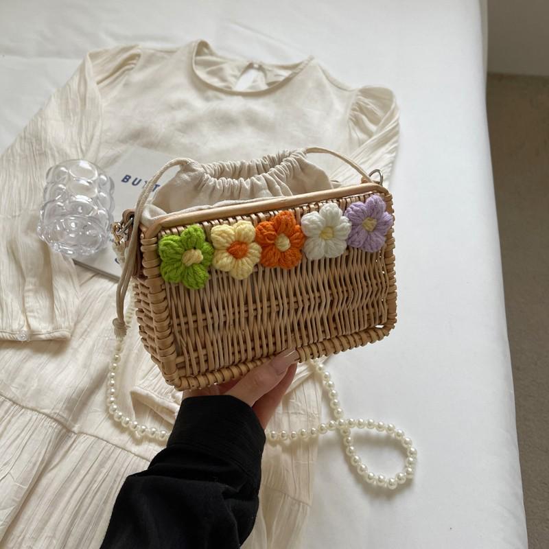 

Женская плетеная сумка кроссбоди из соломы в деревенском стиле 2024 года с отделкой цветами и жемчугом One Size