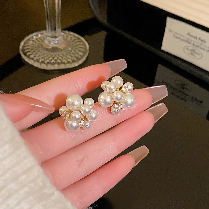 

Женские серьги-иглы из серебра 925 пробы с роскошным жемчугом и камнями кошачий глаз — элегантный, универсальный дизайн.