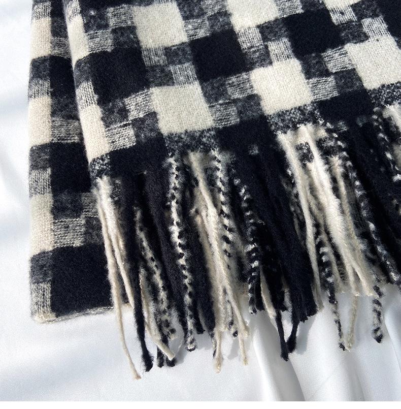 Eleganter Damen-Mehrfarbiger Tartan-Plaid-Schal mit Quastenfransen, Nicht dehnbar, Warmer dekorativer gewebter Schal für lässiges Wochenende, Winddicht, Weicher Komfort