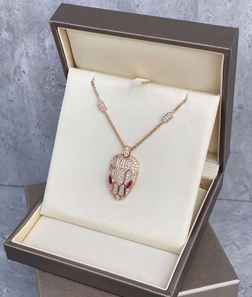 Ju Jingyi and Wu Lei Snake Head Necklace: Diamond-Studded, Gold-Plated V-Clavicle Chain, Exuding Light Luxury and Unique Style.