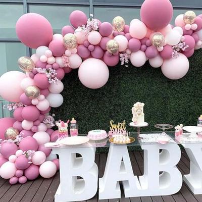 Sada balónové brány s balónky v ceně Růžové a růžově zlaté balónky různých velikostí pro svatbu, baby shower, Nový rok, narozeninovou párty - párty potřeby