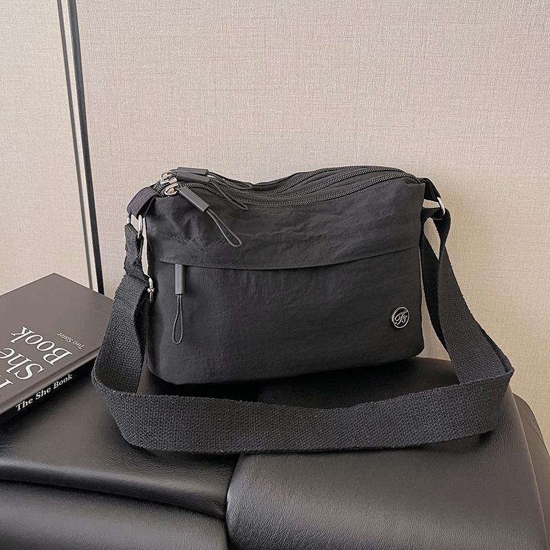 Korean version of fashion women's niche commuter small backpack 2025 new casual and lightweight shoulder messenger bag daily bag