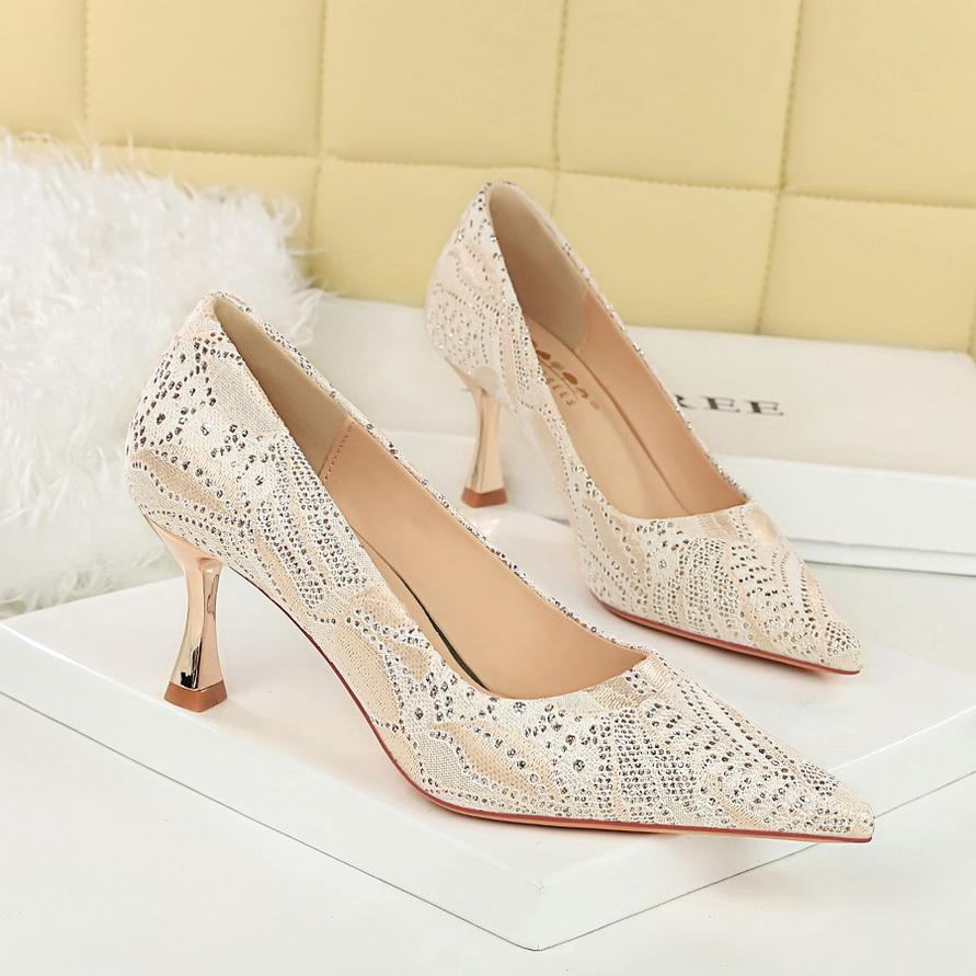 Zarte und Intellektuelle Spitze mit Unregelmäßigen Mustern und Feinen Absätzen, Professionelle Damen-Pumps