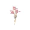 Emaille-Brosche für Damen mit rosa Lilien, geeignet für Hochzeiten, Partys, den täglichen Bürogebrauch und als Geschenk.