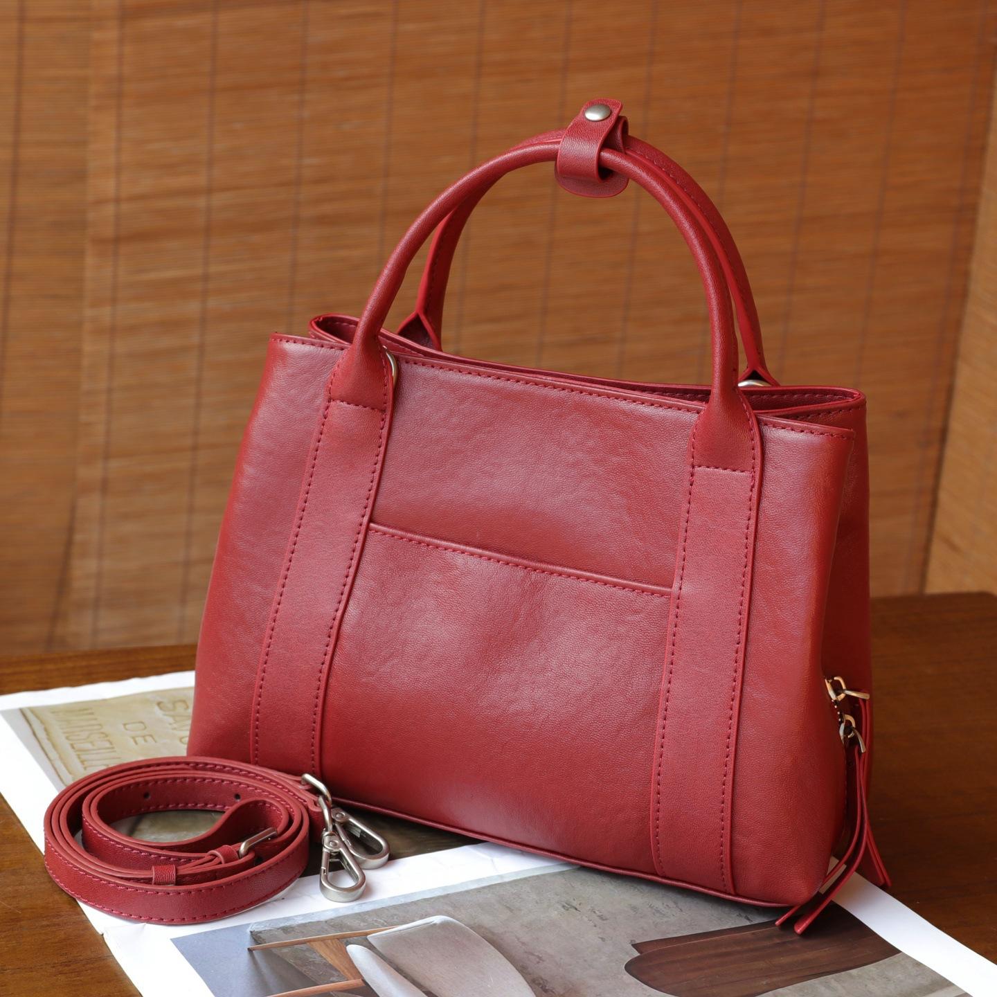 

The First-Layer Cowhide Handbag Is Fashionable, Simple And Large-Capacity Retro-Textured One-Shoulder Crossbody Cowhide Women S Bag. красный