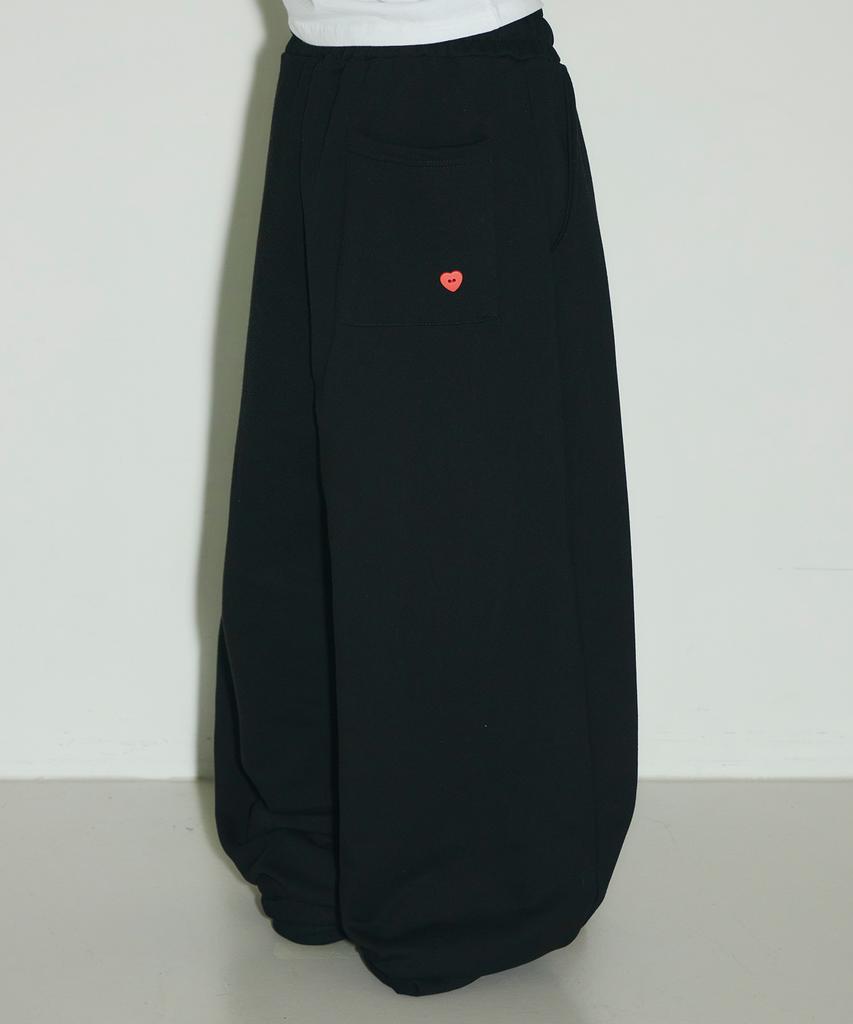 Seulliggeullou Logo Pintuck Wide Curved Sweatpants [Black]