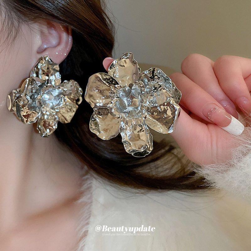Three-Dimensional Ruched Metal Flower Stud Earrings for Women Fashion High Profile and Generous Earrings Fashionable Earrings Accessible Luxury Fancy