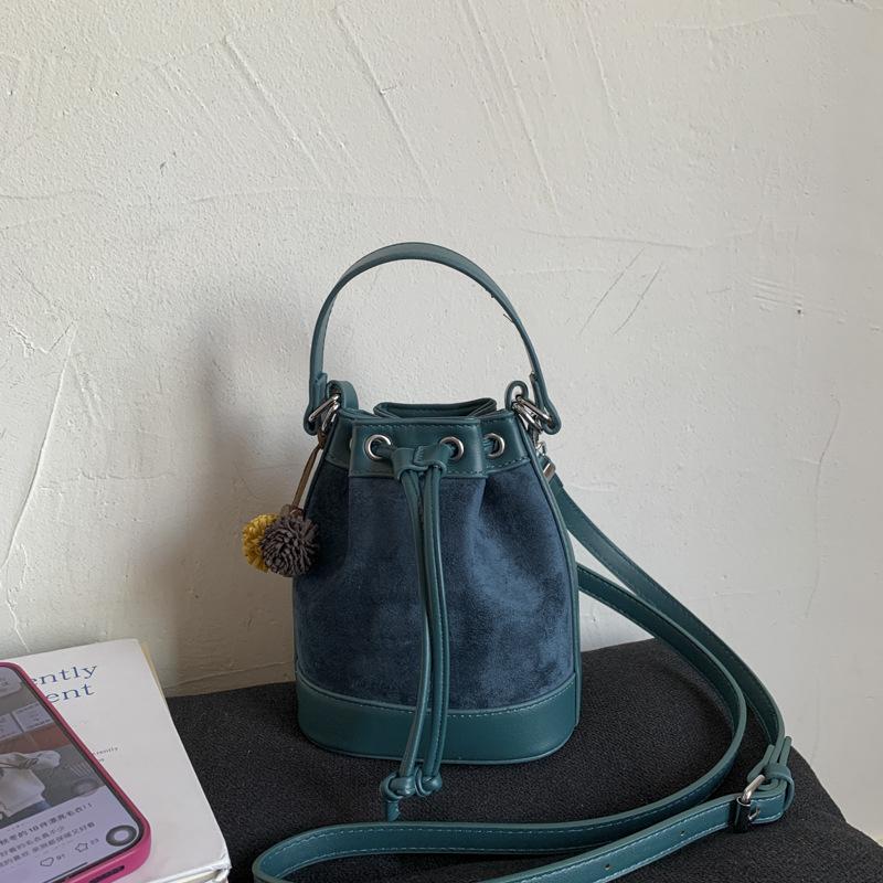 Fashion drawstring handbag versatile bucket bag women's 2025 autumn and winter new commuter shoulder bag trendy messenger bag