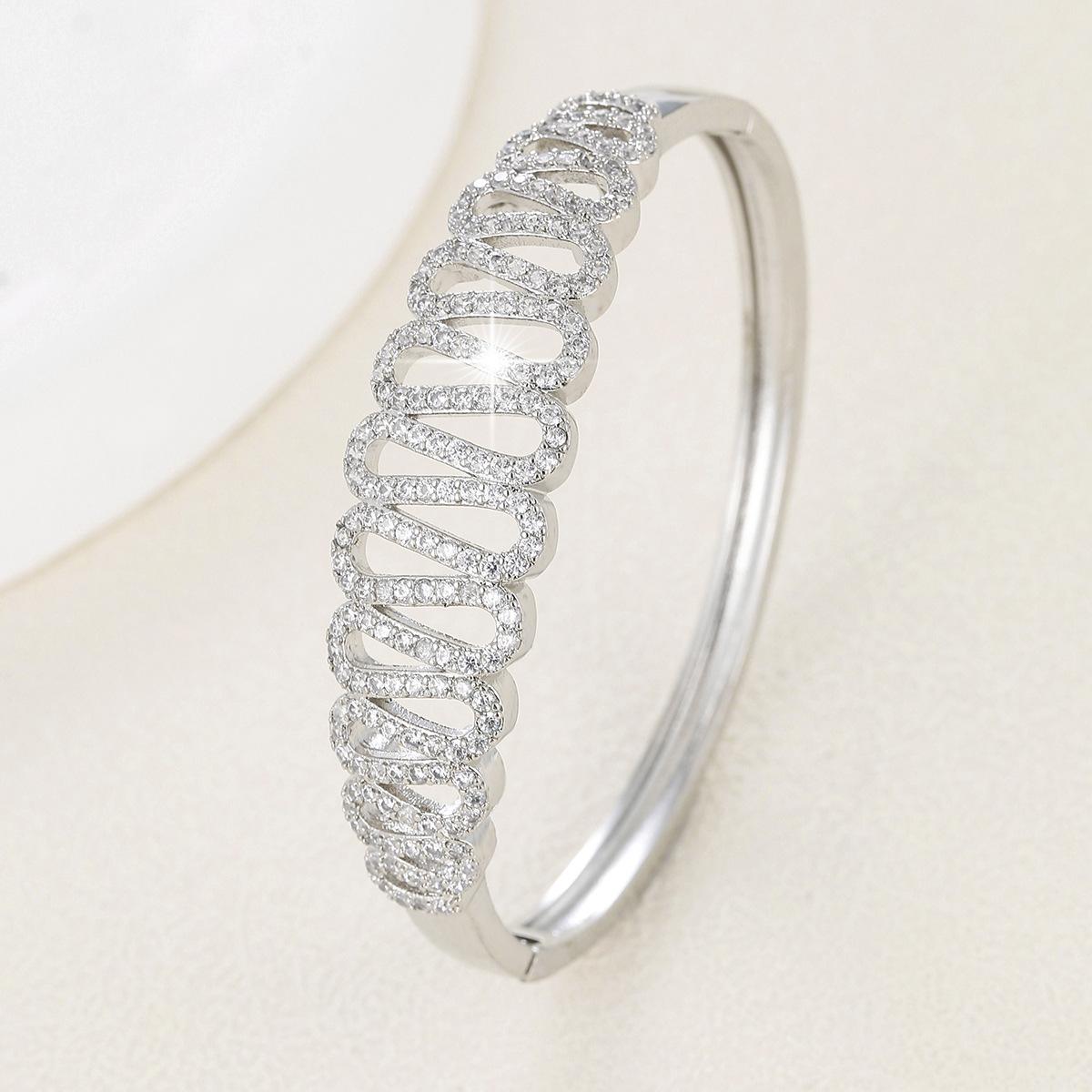 Exaggerated Geometric Buckle Ring Micro-studded Stone Fashion Style Daily Bracelet One Size(16-22CM)