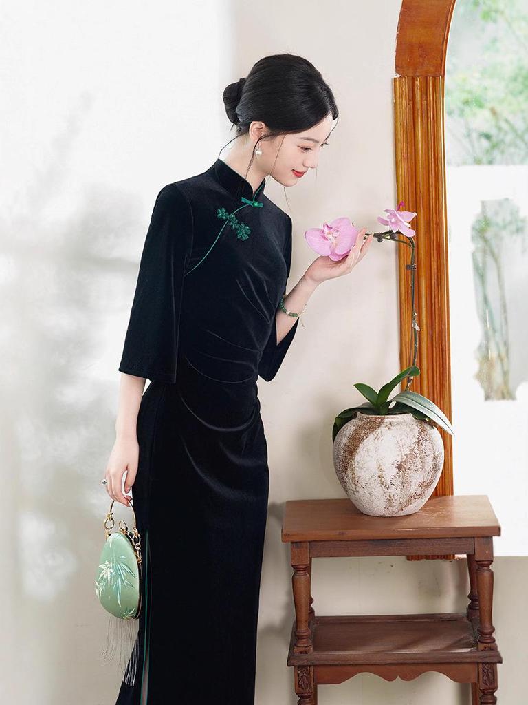 Aksamitny Cheongsam z długim rękawem, dostojny, wyszczuplający, czarny - styl retro chiński na jesień 2025.