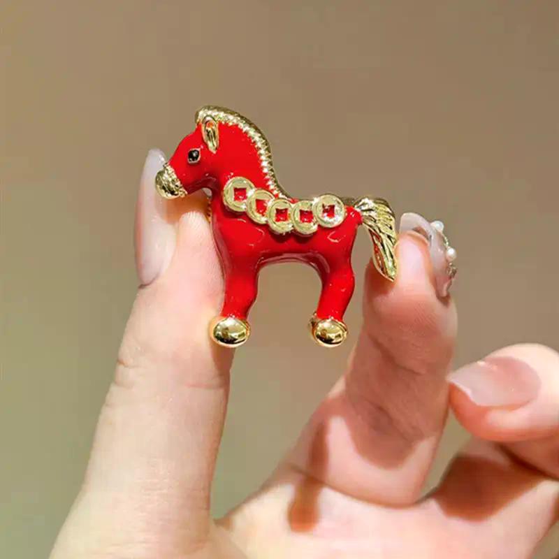 Niedliche Rote Tropföl Tierkreiszeichen Pony Broschen Vielseitige Tiere Pferd Corsage Pins Bekleidungszubehör Neujahr Geschenke