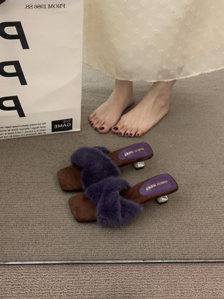 High-End High-Heel Temperament Flauschige Hausschuhe Damen Herbst und Winter Eckiger Kopf Dicker Absatz Fee Nische Rock Abend-Sandalen