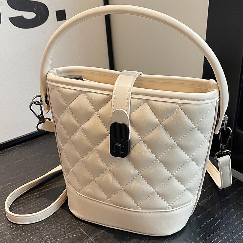 

Women s bag 2024 new messenger bag autumn and winter bucket bag niche design high-end women s shoulder portable diamond bag білий
