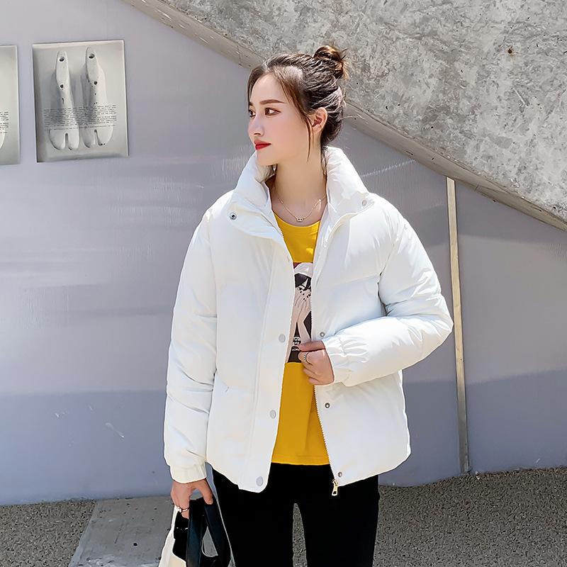 

Женская короткая зимняя новая свободная корейская куртка ярких цветов с воротником-стойкой на утепленном хлопковом пуху M белый