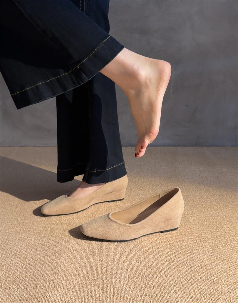 

2025 new retro small square head 3cm flat sole single shoes suede versatile light mouth professional pure heel black low heel shoes 39