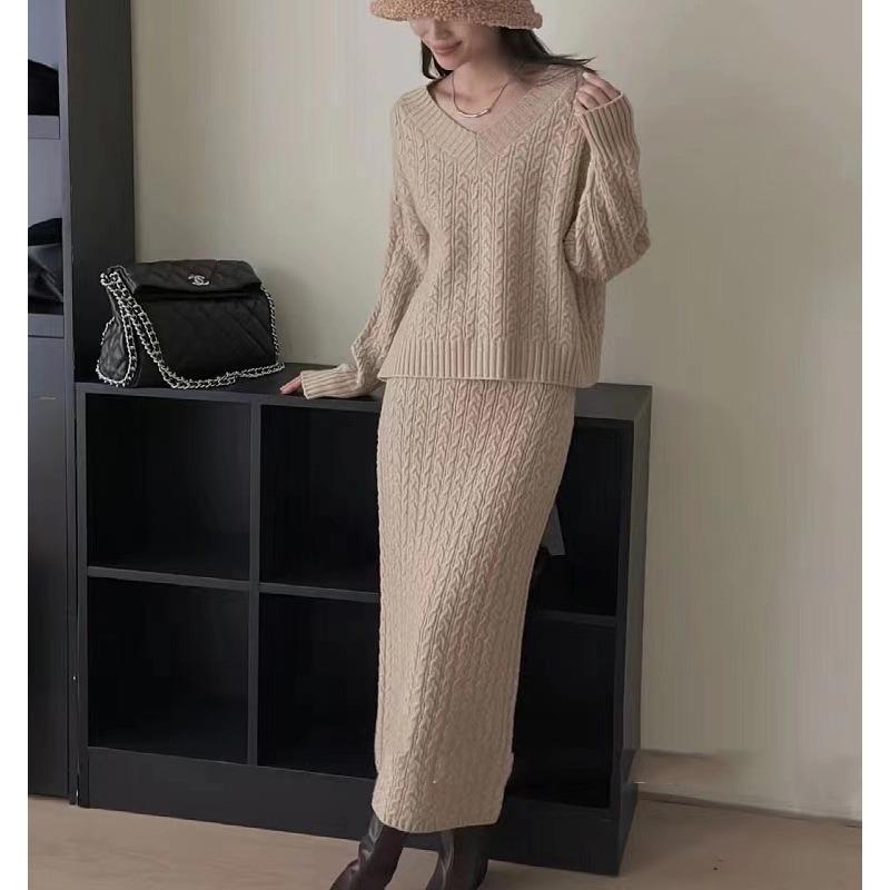Twist Pattern Two-piece Sweater Women's Autumn and Winter Lazy Wind Loose Skirt + V-neck Knitted Sweater Set