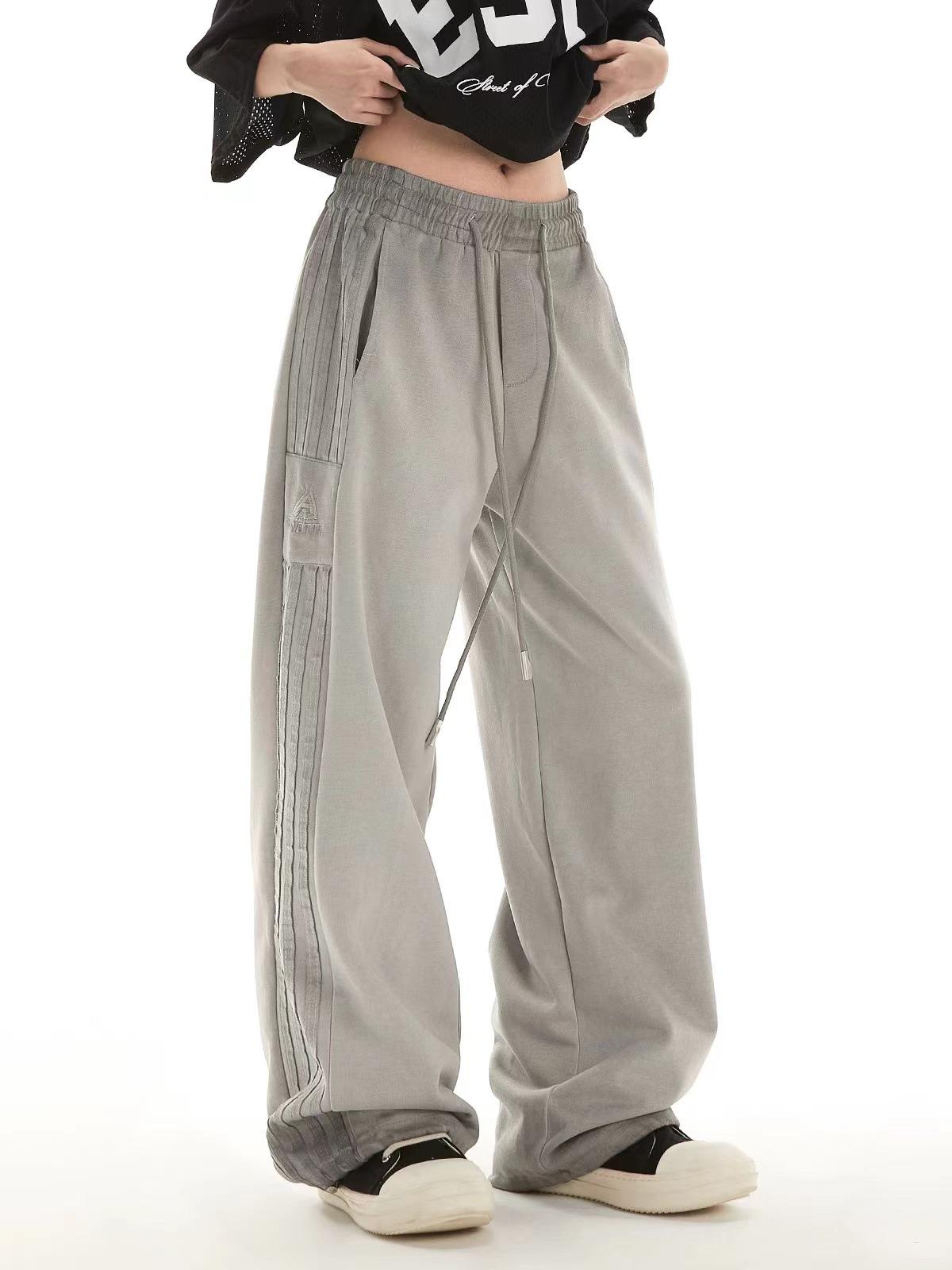 

Женские спортивные брюки в американском ретро-стиле, розовые в полоску, повседневные, спортивные - тренд осени 2025, свободного прямого кроя M серый