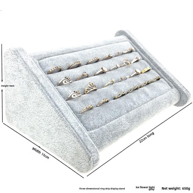 Suport de Expunere Bijuterii din Catifea pentru Inele & Brățări - Formă Trapezoidală cu Accente Aurii și Argintii